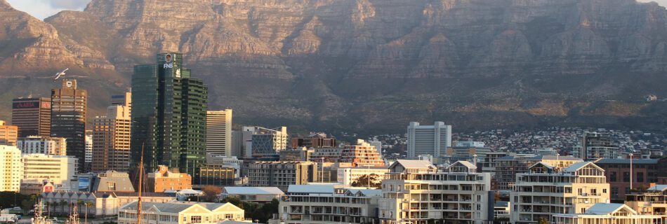 Skyline von Kapstadt mit Tafelberg im Hintergrund – Symbolbild für 2 Wochen Kapstadt Kosten