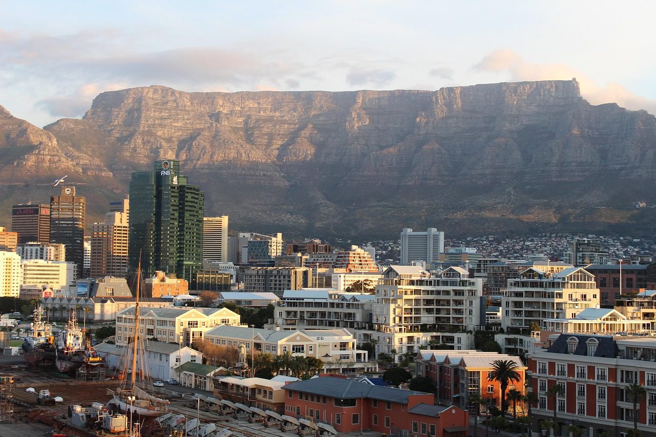 Skyline von Kapstadt mit Tafelberg im Hintergrund – Symbolbild für 2 Wochen Kapstadt Kosten