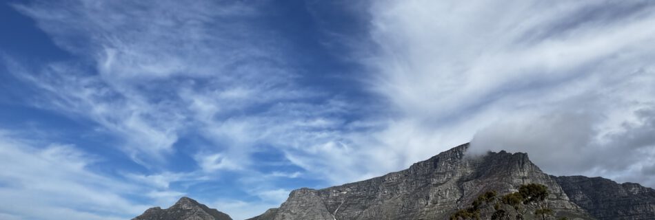 Tafelberg Kapstadt mit Tischdecke und Lion's Head – Blick von der Tafelberg Road auf das Wahrzeichen Kapstadts