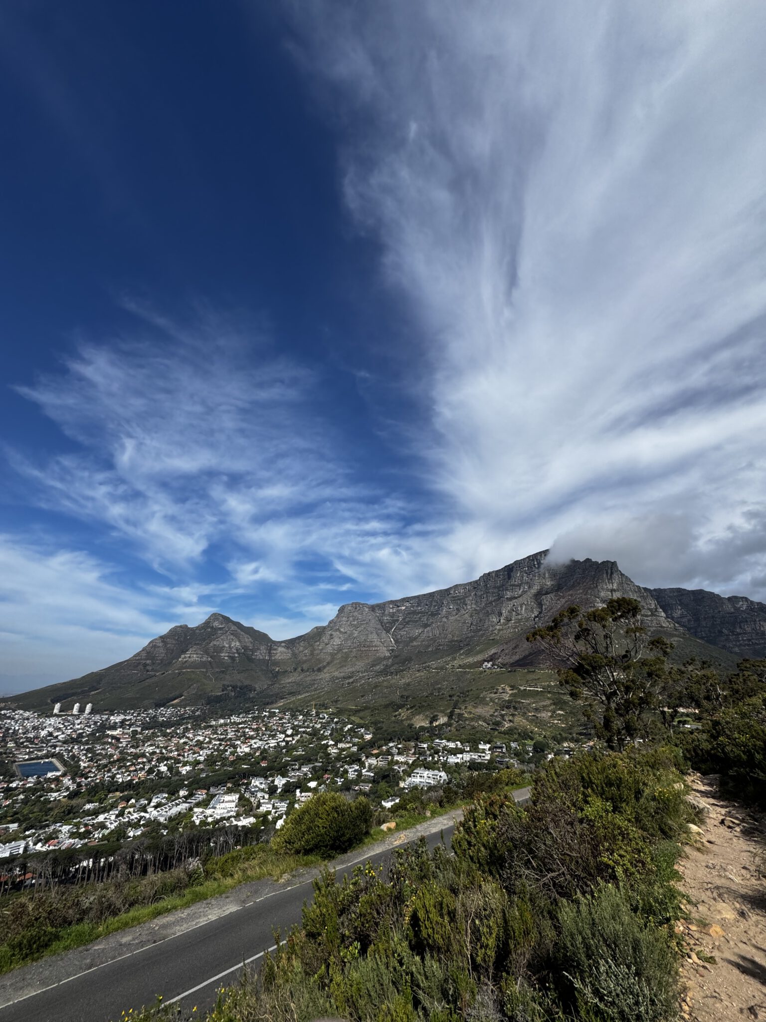 Tafelberg Kapstadt mit Tischdecke und Lion's Head – Blick von der Tafelberg Road auf das Wahrzeichen Kapstadts